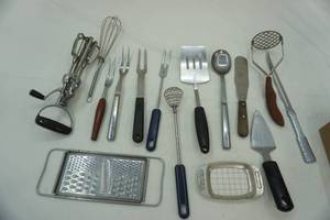 lot 100 image: Kitchen utensil lot
