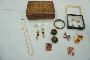lot 105 image: Vintage MusicJewelry Box & Jewelry