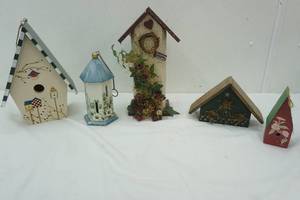 lot 146 image: Decorative Birdhouse Lot