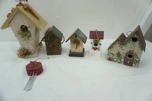 lot 147 image: Decorative Birdhouse Lot