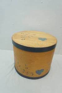 lot 152 image: Vintage Wood round container