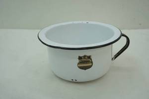lot 160 image: Vintage Enamelware Chamber Pot
