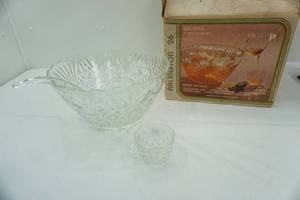 lot 162 image: Vintage Anchor Hocking Punch Bowl