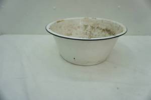 lot 189 image: Enamelware Bowl. 13 diameter