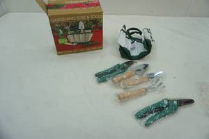 lot 214 image: Gardening tote & tools (new in box)