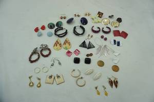 lot 252 image: Jewelry Lot earrings
