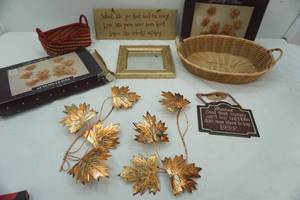 lot 337 image: Home decor