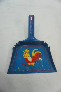 lot 338 image: Vintage dustpan