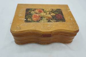lot 339 image: Jewelry box