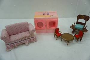 lot 353 image: Doll furniture