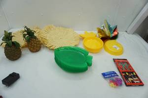 lot 415 image: Hawaiian Decor Lot