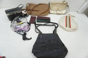 lot 423 image: Purse Lot