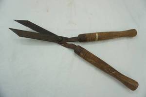 lot 5 image: garden shears
