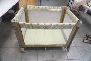 lot 400 image: Graco play pen