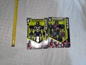 lot 1 image: 2 robot figures