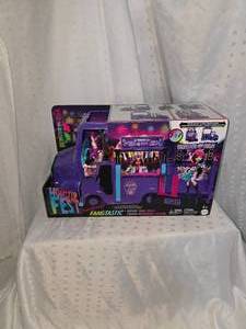 lot 140 image: Monster High bus
