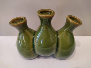 lot 38 image: VIntage Green Three-Stem Bud Vase