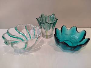 lot 56 image: Pretty Petal BowlsVase