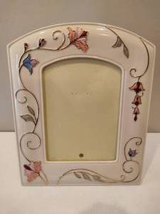 lot 82 image: Lenox Guilded Garden Picture Frame