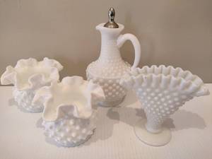 lot 32 image: Fenton Hobnail Vases & Cruet