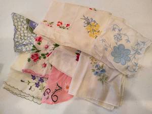 lot 75 image: Assortment of Vintage Ladies Hankies