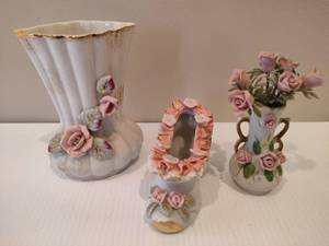 lot 24 image: Capodimonte Style Vintage Smalls