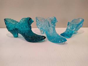 lot 16 image: Fenton Aqua & Turquoise Glass Slippers