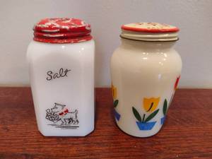 lot 26 image: Vintage FIREKING Tulip & MCKEE Scottie Dog Salt Shakers