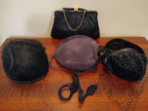 lot 76 image: Vintage Ladies Hats & Purse