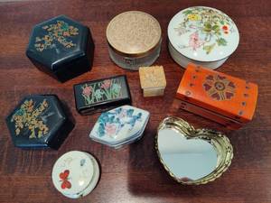 lot 72 image: Lot of Trinket BoxesJewelry Keepers