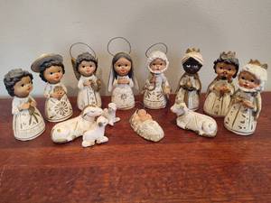lot 104 image: Mexican Folk Art Nativity Set