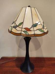 lot 61 image: Tiffany Inspired Side Table Lamp