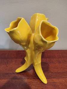 lot 118 image: Vintage Three-Bud Ceramic Vase