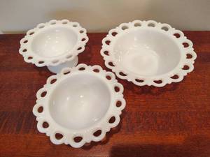 lot 119 image: Lovely Lattice White Milkglass Bowls