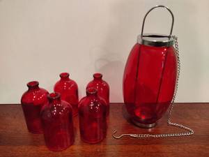lot 121 image: Ruby Red Tiny Vases & Hanging Candle Holder