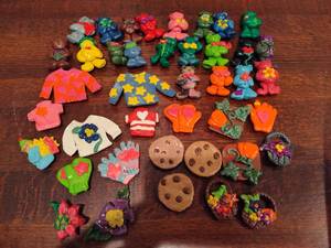 lot 123 image: Assortment of Refrigerator Magnets