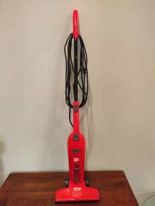 lot 42 image: Lightweight Versa Clean Dirt Devil Vac