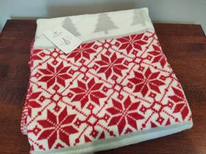 lot 134 image: Oversized Throw New wTags