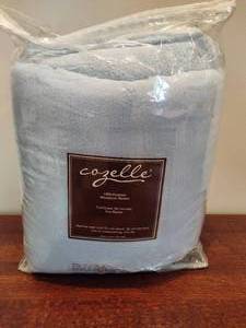 lot 139 image: Cozelle Plush FullQueen Blanket New