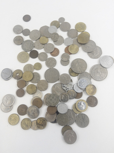 lot 325 image: 1 pound of mixed World coins
