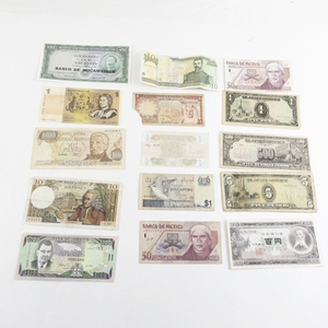 lot 327 image: Assortment of vintage World currency