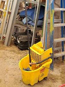 lot 447 image: Rubbermaid Mop Bucket with Mop and Wringer