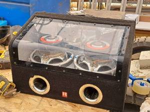 lot 448 image: Subwoofer and Cabinet  2x600W 2-ohm Speakers