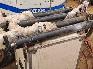 lot 449 image: Lot of (4) 33 Hydraulic Pistons (New )