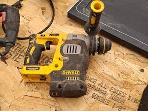 lot 451 image: DeWalt 1 Hammer Drill DCH273 (for parts or repair)