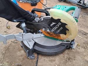 lot 463 image: Hitachi 10 Compound Miter Saw 10FCE2
