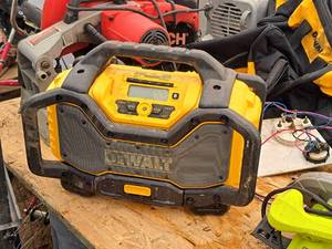 lot 464 image: DeWalt 20V Max Lithium Ion RadioCharger DCR025