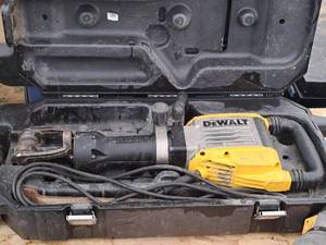 lot 486 image: DeWalt Demolition Hammer D25960 with Case and Accessories