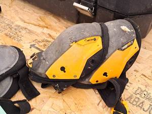 lot 489 image: Lot of (1 Set) Toughbuilt Knee Pads