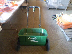 lot 21 image: Scotts AccuGreen 3000 Spreader for FertilizerSeed